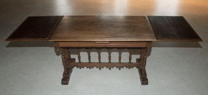Table en bois à entretoise et pieds en bois...