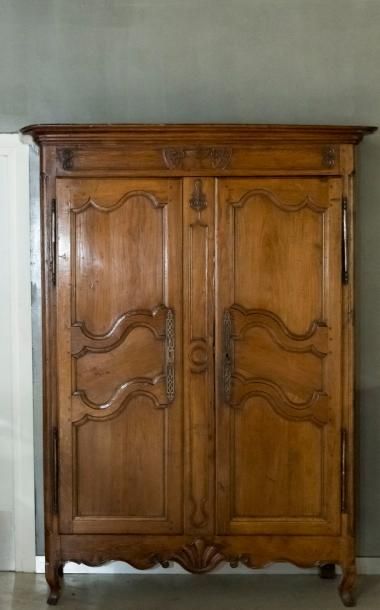 Armoire en bois naturel mouluré, ouvrant...