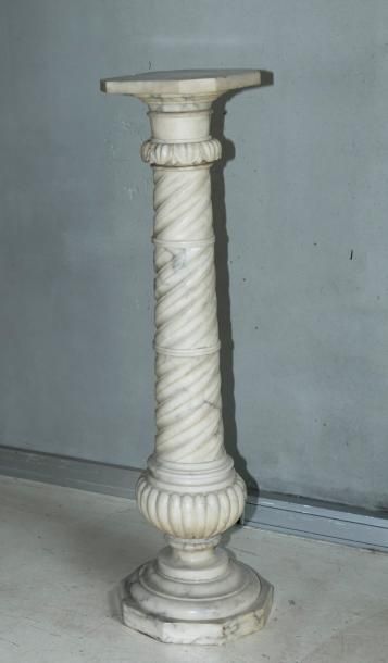 Porte-torchère en marbre à plateau supérieur...