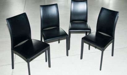 Suite de quatre chaises de salle à manger...