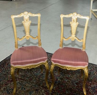 Paire de chaises volantes en bois doré. Napoléon...