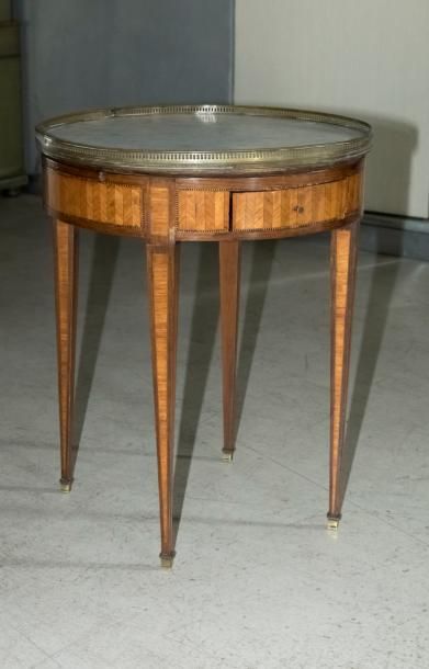 Table bouillotte en bois de placage et marqueterie....
