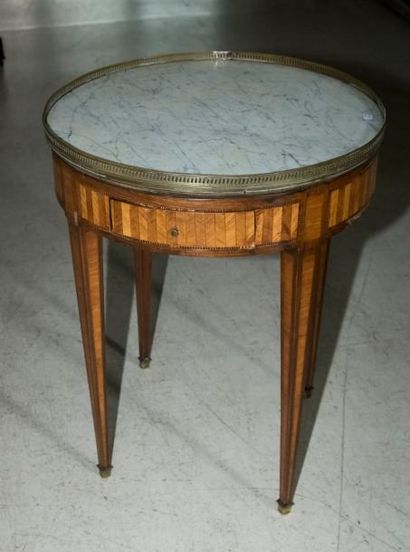 Table bouillotte en bois de placage et marqueterie....