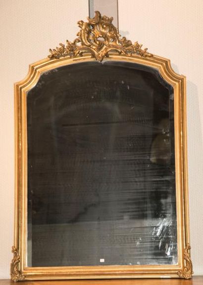 Miroir biseauté en bois doré à fronton ajouré...