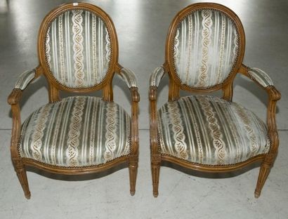 Paire de fauteuils en bois naturel. Pieds...