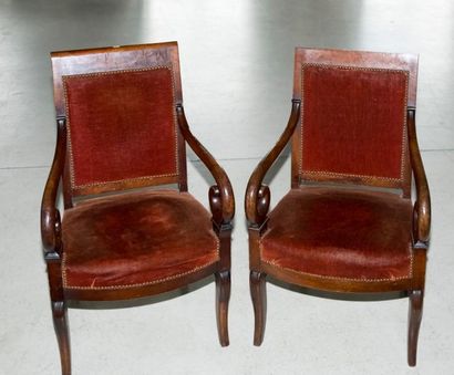 Paire de fauteuils accotoirs à crosse en...