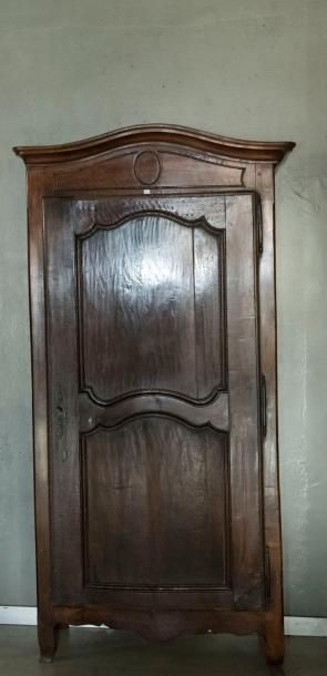 Bonnetière en bois naturel ouvre à une porte....