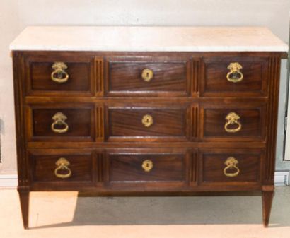 Commode en acajou et placage d'acajou. Ouvrant...