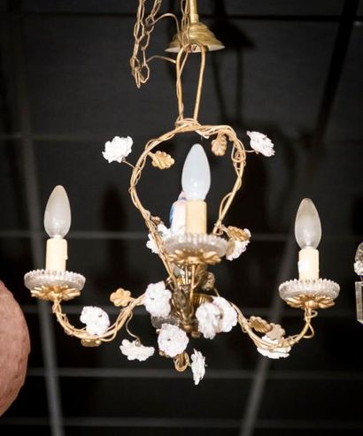 Lustre à quatre lumières orné d'un oiseau...