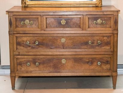 *Commode en placage de noyer et encadrement...