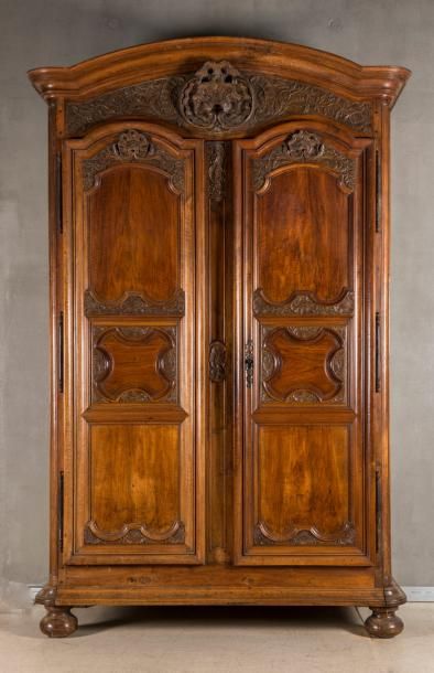 Armoire en noyer mouluré et sculpté, fronton...