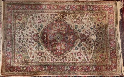 Tapis en coton à fond beigre orné d'un médaillon...