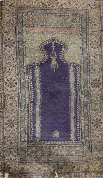 Pakistan. Tapis de prière à motif d'une lampe...