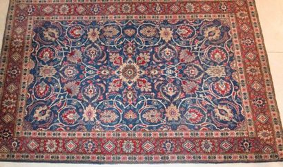 Iran. Tapis à décor de rinceaux feuillagés...