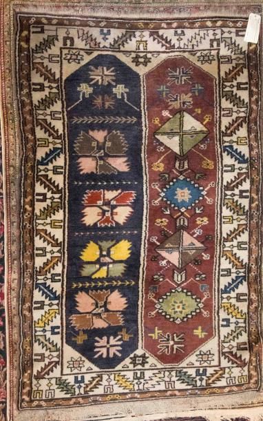 Tapis Caucase à motifs géométriques. L: 159...