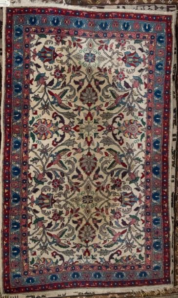 Tapis en laine à fond blanc et motifs de...