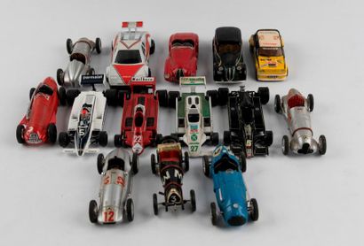 Lot de 28 voitures comprenant : 22 voitures...