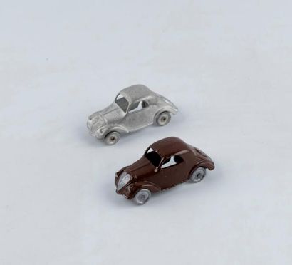 Dinky Toys England, 2 simca 5, l'une grise...