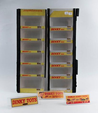 8 présentoirs récents de Dinky Toys à 6 compartiments....