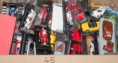 Lot de 70 voitures en boite sans marque
