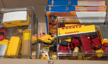 Lot de 27 vehicules er remorques de Cirque....