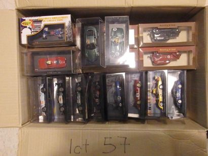 Lot composé de 50 voitures avec boite : 31...