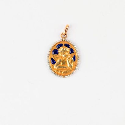 Médaille ancienne représentant un ange dans...