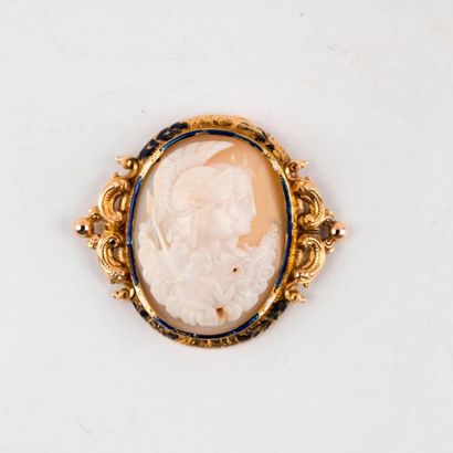 Pendentif à décor de rinceaux émaillés blancs...