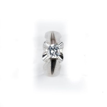 Bague, la monture en or gris orné d'un diamant...