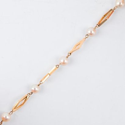 Bracelet composé de perles de cultures blanches...