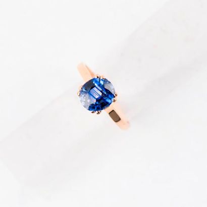 Bague ornée d'un saphir ovale d'environ 1,7...