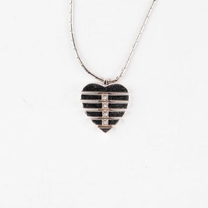 Collier ornée en son centre d'un cœur entièrement...