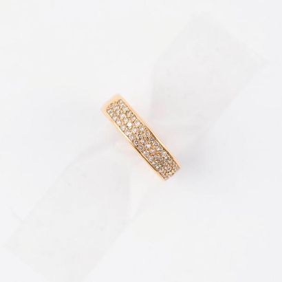 Bague jonc moderne pavée de diamants sur...