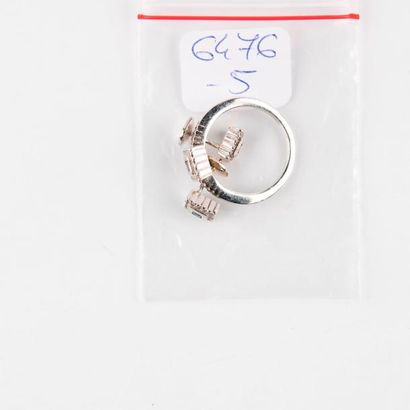 Parure moderne composée d'une bague et boucles...