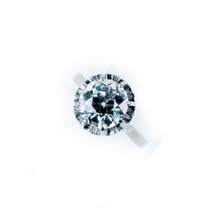 Bague solitaire ornée d'un diamant taille...