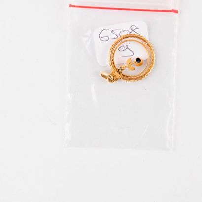 Pendentif rond serti d'un tour de perles...