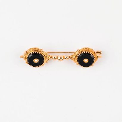 Broche composée à ses deux extrémités de...