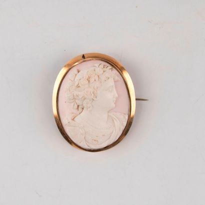 Broche en or bas titre, centré d'un camée...