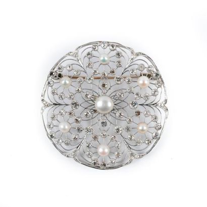 Broche ronde en or gris ajouré, ornée de...