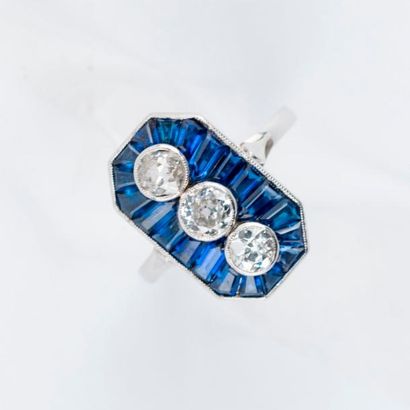 Bague, la monture en platine ornée de trois...