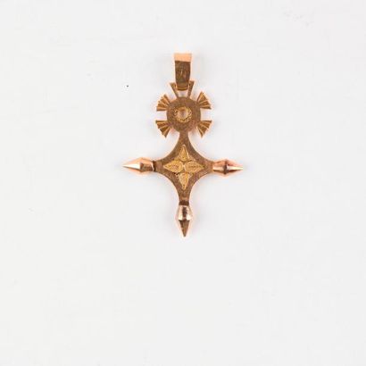 Croix de Savoie en or jaune. Poids : 8 g...