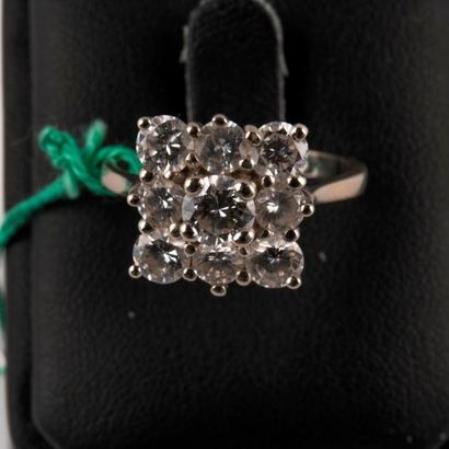 *Bague en or gris 750 millièmes (18K) ornée...