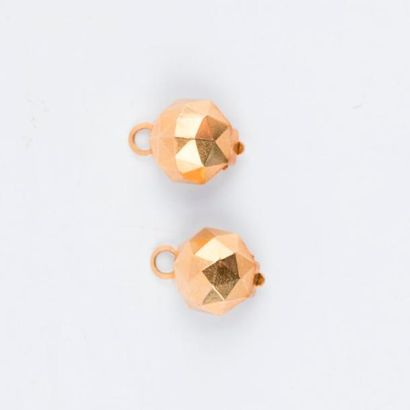 Paire de boucles d'oreilles en or jaune....