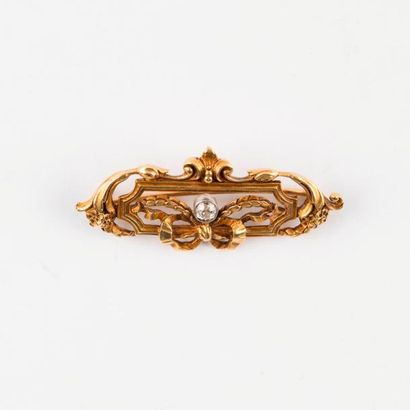 Broche en or jaune ornée d'un diamant taille...