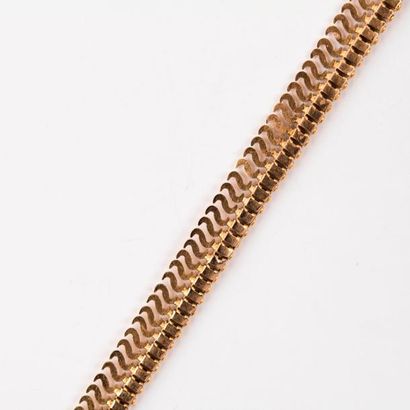 Collier en or jaune à éléments articulés....