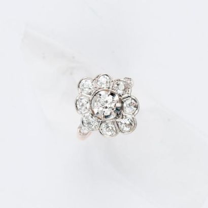 Bague Marquise en or jaune et or blanc ornée...