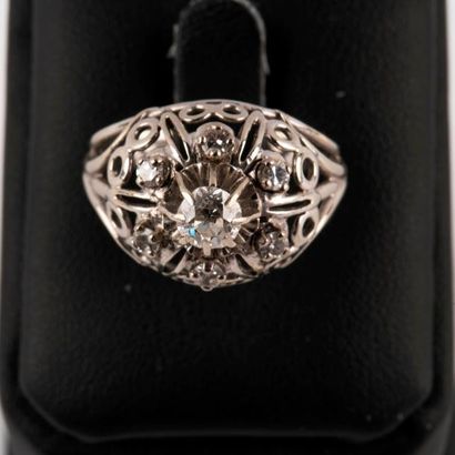 *Bague dôme en or ajouré, orné d'un diamant...