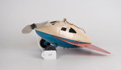 Avion mono moteur mécanique: aile volante...