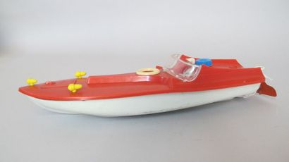 Canot plastique crème et rouge avec son pilote....