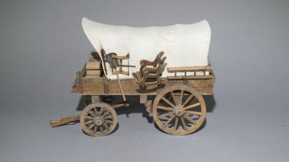 2 Maquettes de diligence en bois l'une avec...